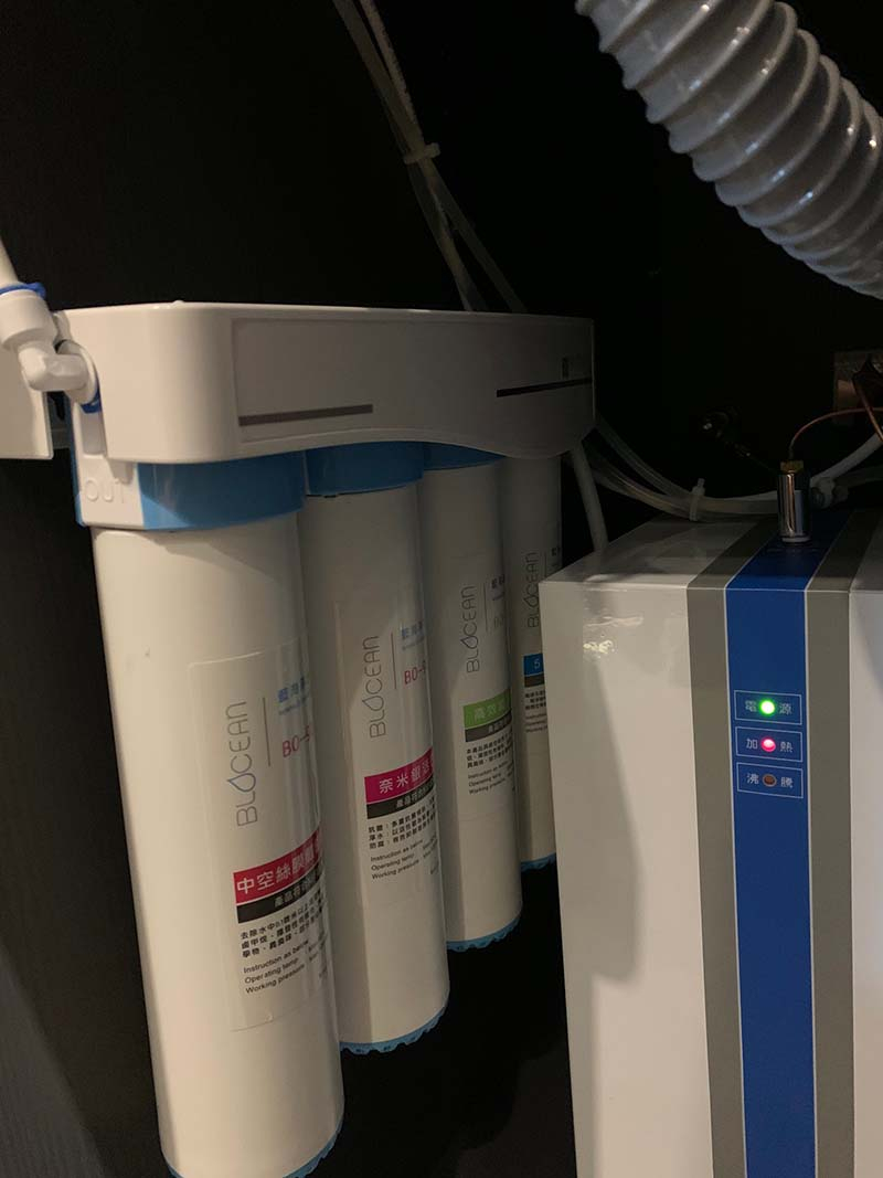 藍海淨水水盤式飲水機頂級不繡鋼鍍銀製成，尊爵特色飲用水盤