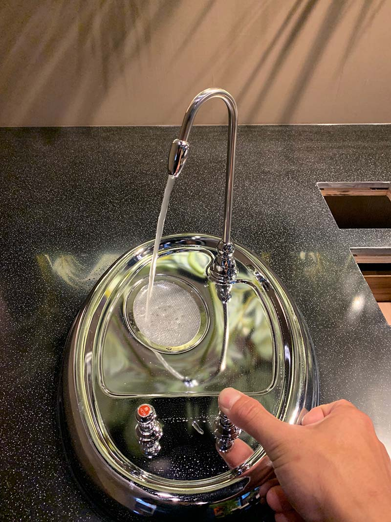 藍海淨水水盤式飲水機即開即飲，無須煮沸