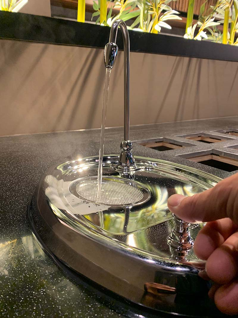 精緻出水設計 飲水不外濺藍海淨水水盤式飲水機